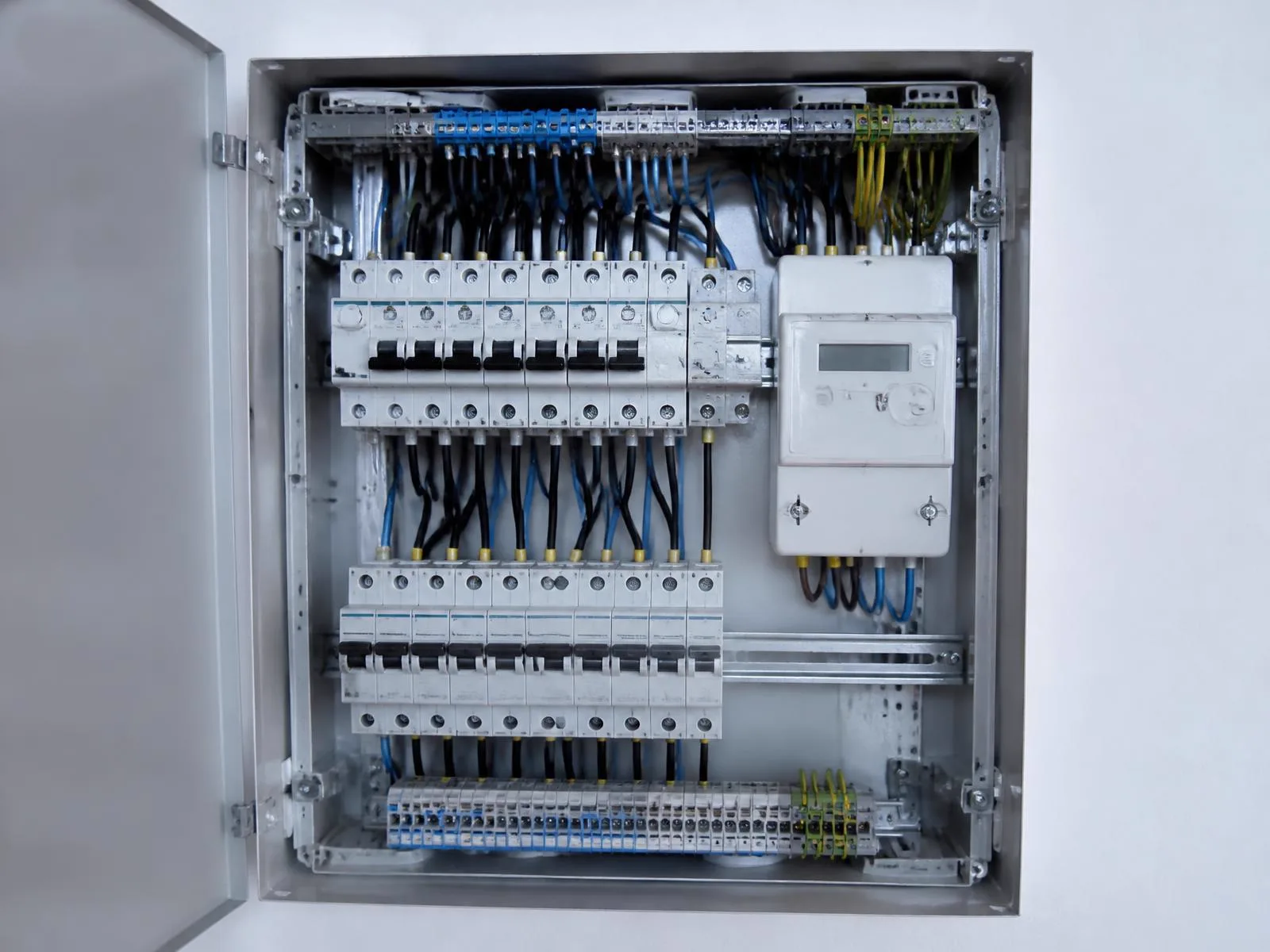 Otvorená rozvodná skriňa s ističmi a meraním spotreby pri elektroinštalácii