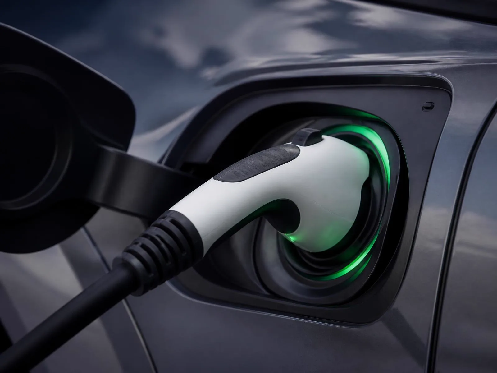 Detail nabíjacieho konektora v nabíjacom porte elektromobilu